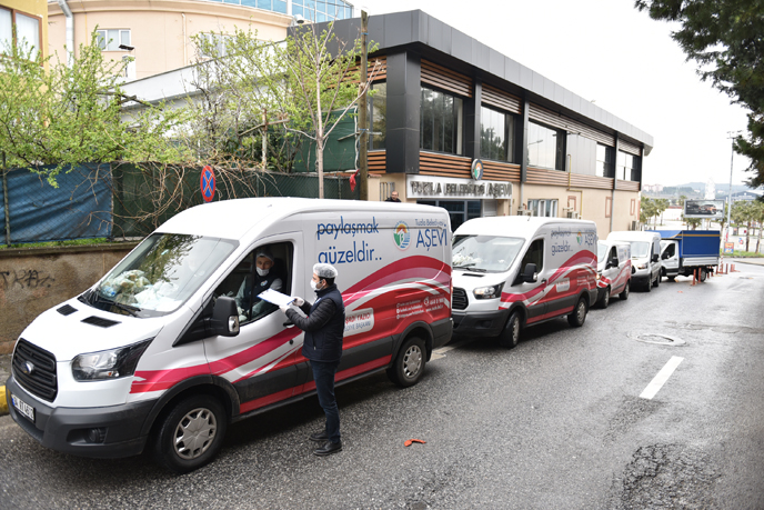 Tuzla Belediyesi evde kalan vatandaşların ihtiyaçlarını karşılamaya devam ediyor