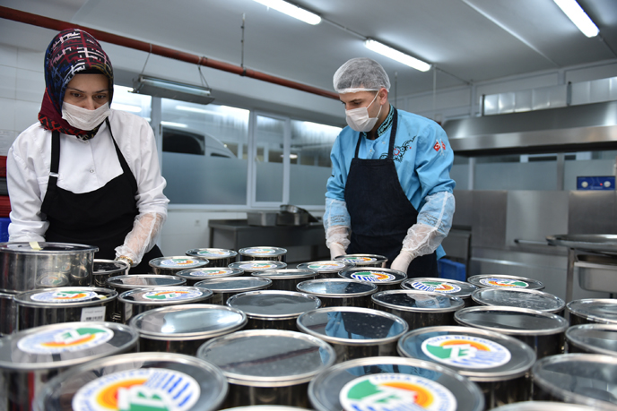 Tuzla Belediyesi evde kalan vatandaşların ihtiyaçlarını karşılamaya devam ediyor