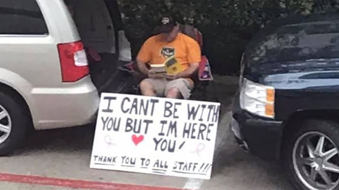 Korona yüzünden kanser hastası eşinin yanında olamayan adam öyle bir yol buldu ki...