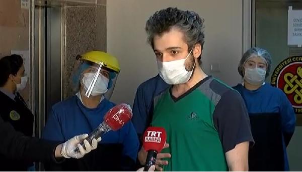 Koronavirüsü yenen doktor ve 90 yaşındaki kadın alkışlarla taburcu oldu