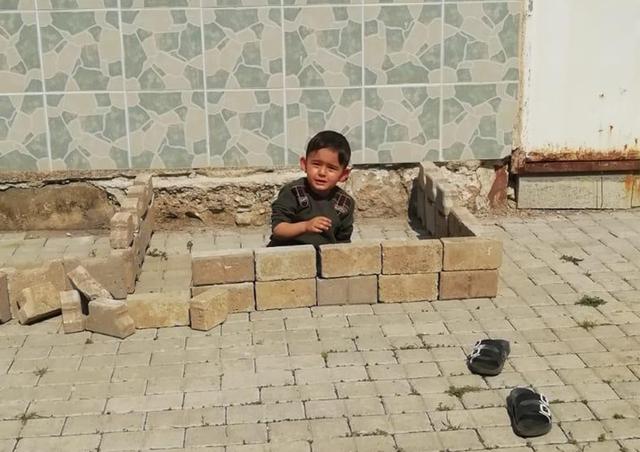 Sokağa çıkma yasağını delen küçük çocuk polisleri görünce yaptığı 'eve' saklandı