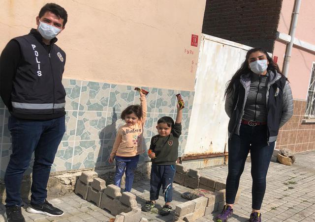 Sokağa çıkma yasağını delen küçük çocuk polisleri görünce yaptığı 'eve' saklandı