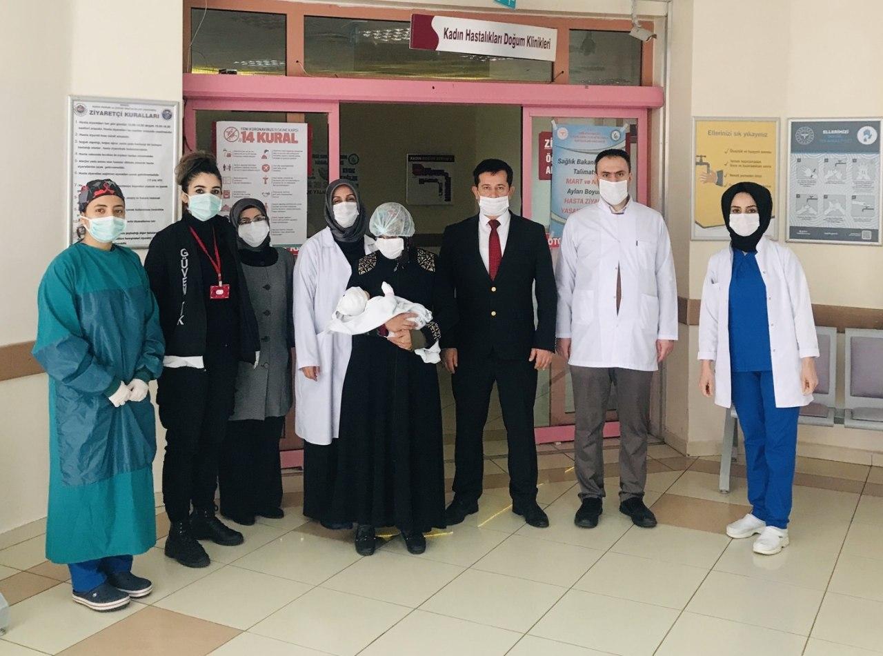 Dünyadaki en küçük Covid-19 hastası bebek taburcu oldu