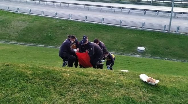 İstanbul'da yol kenarında kahvaltı yapan adam, aniden silahla vuruldu!