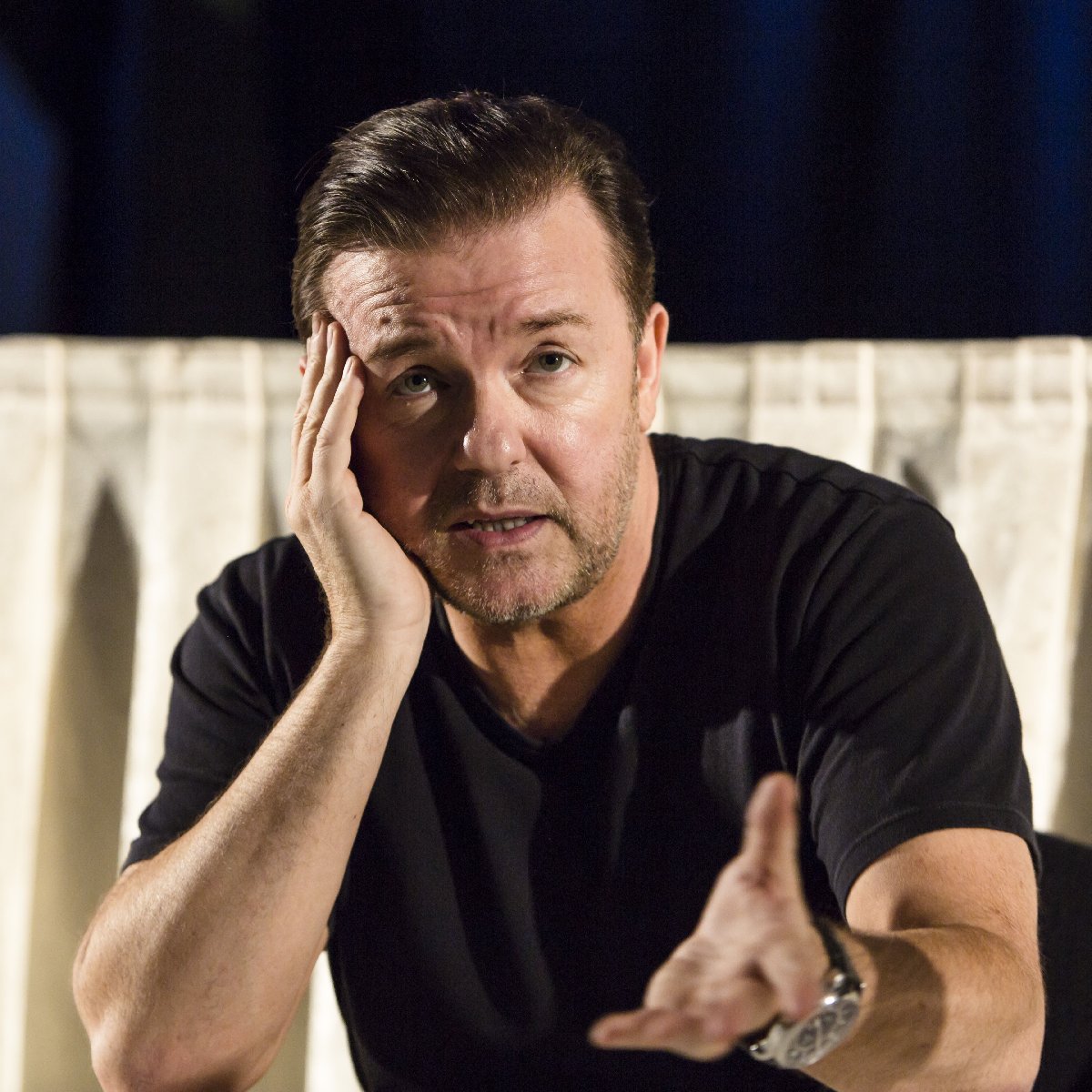 Ünlü komedyenden ünlülere sert çıkış: Villalarda şikayet etmekten vazgeçin!