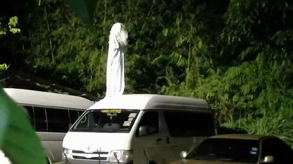 Sokağa çıkanları korkutmak için kefenli hayaletler devriye geziyor