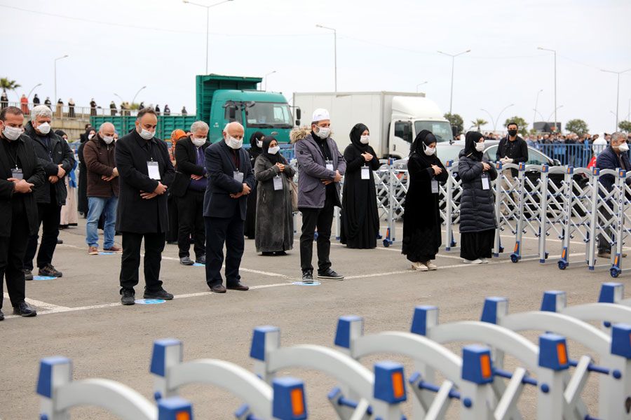 Haydar Baş'ın tabutuna omuz vermek isteyenler sosyal mesafeyi hiçe saydı