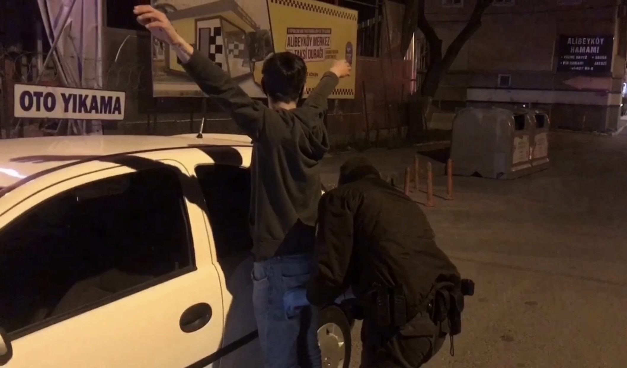 2 suç birden! Sokağa çıkma yasağı olan gençler ehliyetsiz araç sürdü