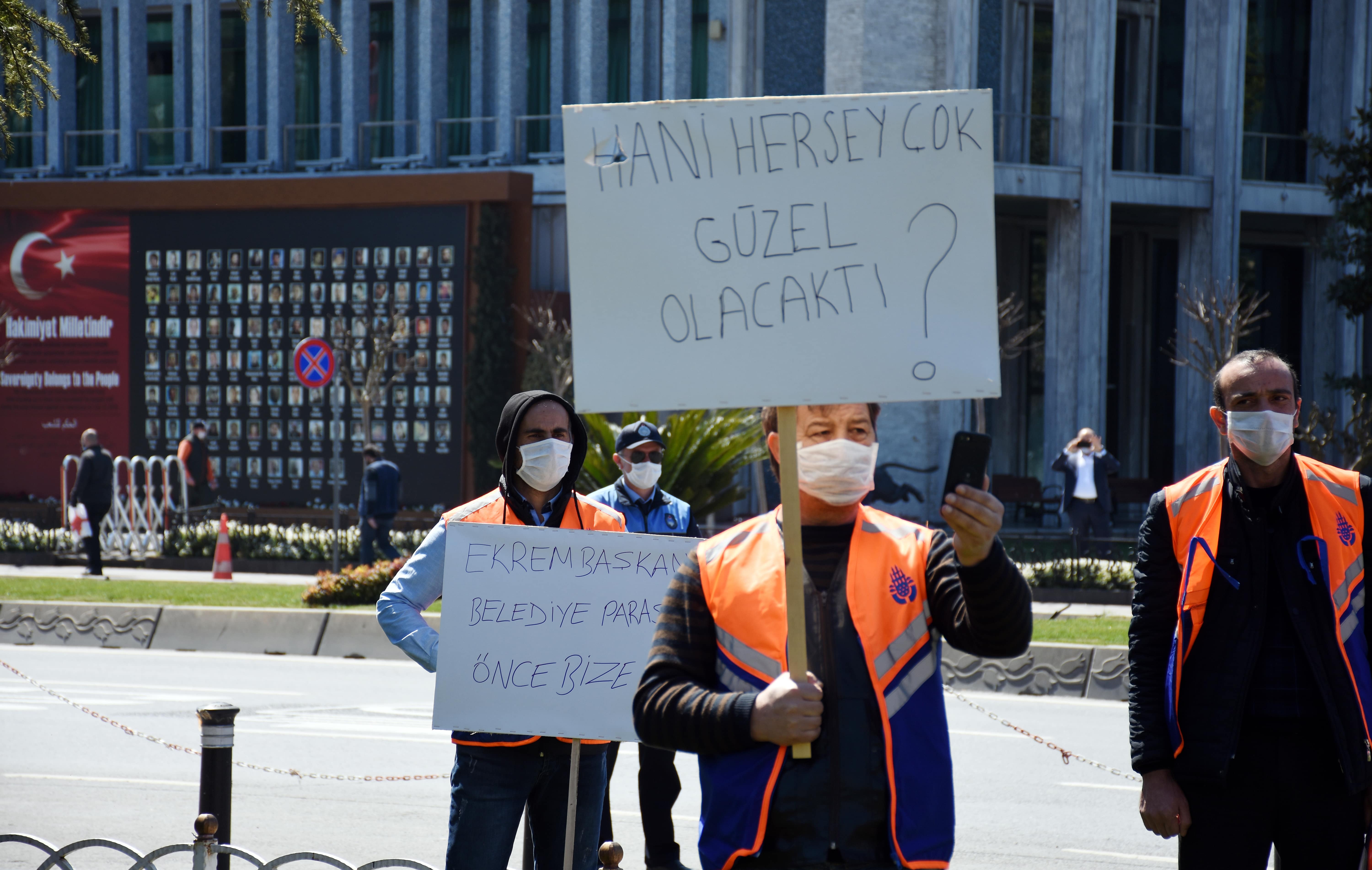 Paralarını alamayan işçiler İBB önünde eylem yaptı