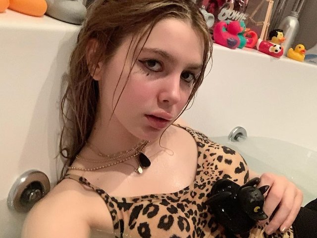 Sokağa çıkma yasağı olan Aleyna Tilki kendini küvete attı