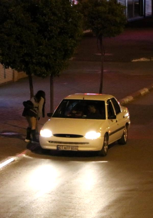 Sokağa çıkma yasağına dakikalar kala sokak ortasında fuhuş pazarlığı