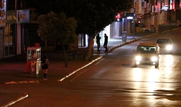 Sokağa çıkma yasağına dakikalar kala sokak ortasında fuhuş pazarlığı