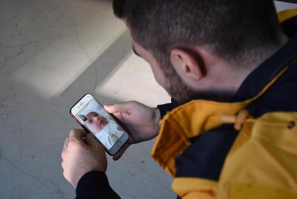 Sağlık çalışanı 45 günlük bebeğini Kovid-19 nedeniyle sevemiyor