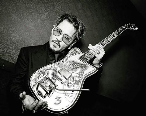 Johnny Depp yeni albümü bu karizmatik pozuyla duyurdu!