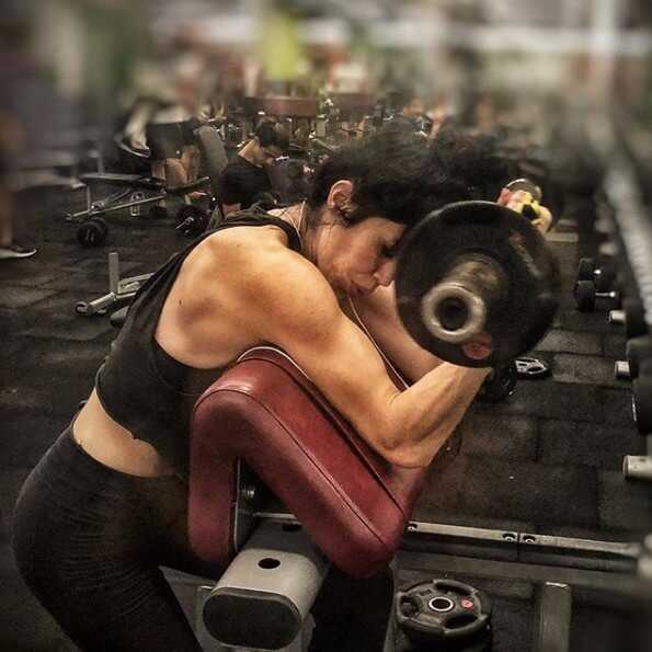 Ünlü oyuncudan takipçisine tepki: Allah'a ve dinime olan inancımı kimse sorgulayamaz