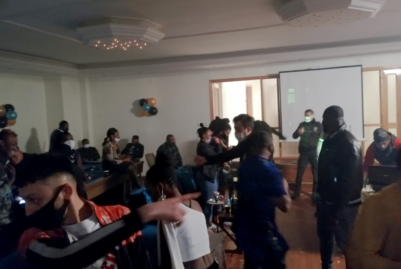 Büyükçekmece'de Kovid-19'a rağmen 45 kişilik parti yaptı