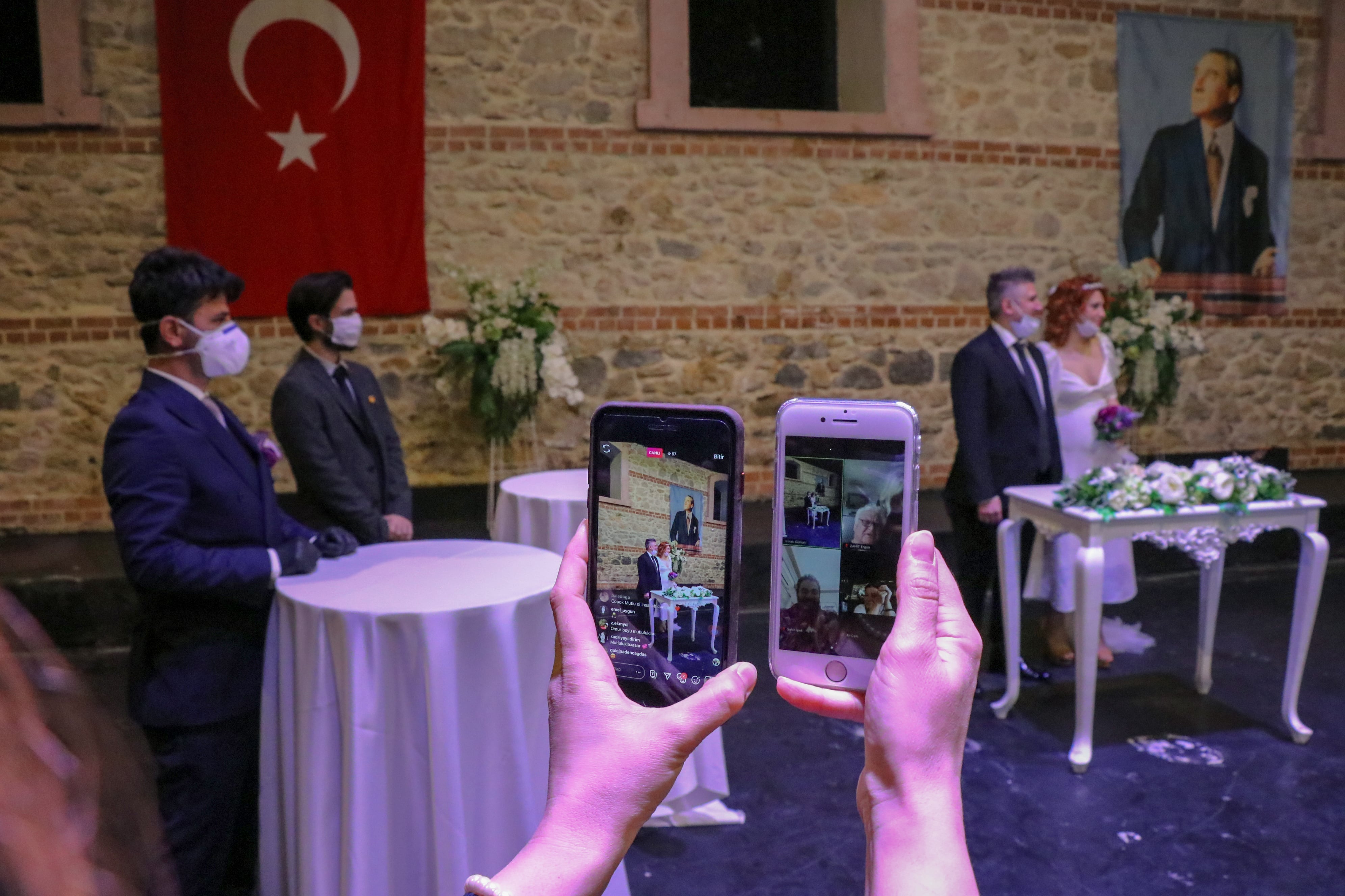 Koronavirüs nedeniyle nikahlarını sosyal medyadan yayınladılar 