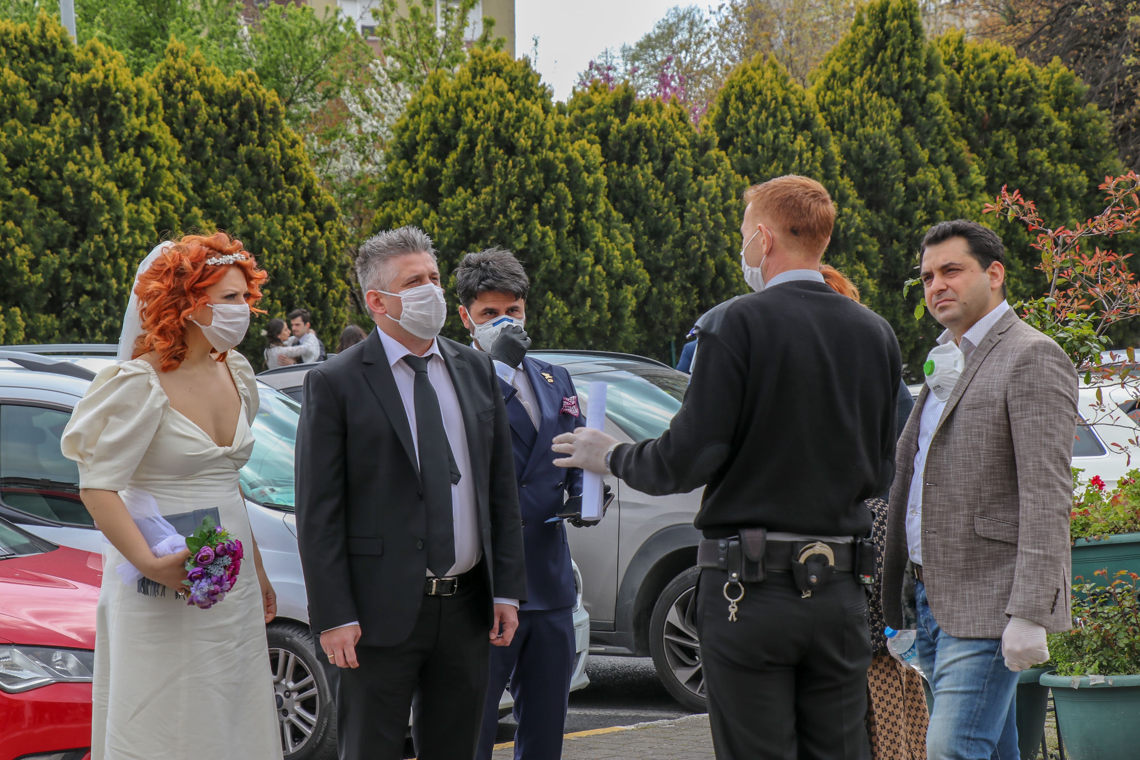 Koronavirüs nedeniyle nikahlarını sosyal medyadan yayınladılar 