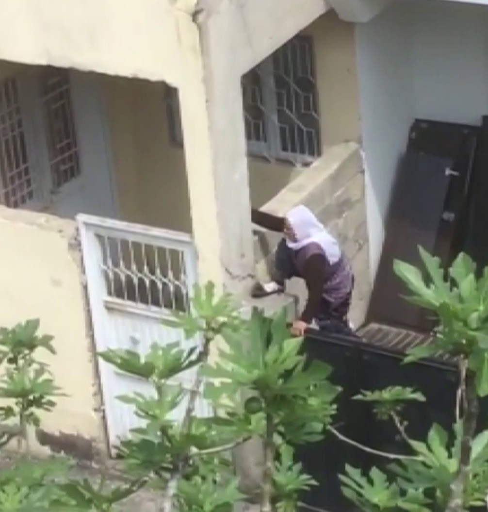 75 yaşındaki kadın evde sıkılınca duvara tırmandı kapıyı aştı