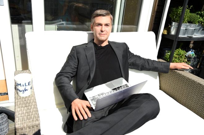 Dünyaca ünlülerin heykelleri ile 'Evde kal' mesajı verdi