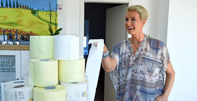 Dünyaca ünlülerin heykelleri ile 'Evde kal' mesajı verdi