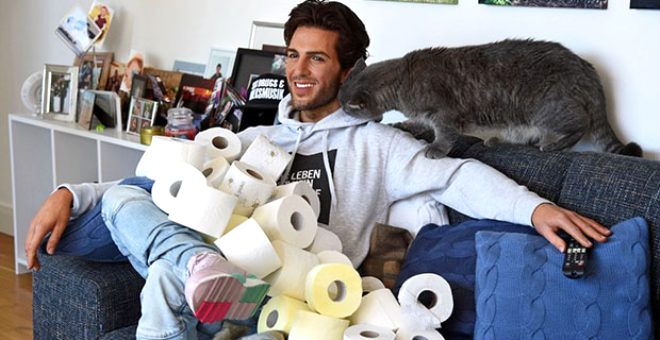 Dünyaca ünlülerin heykelleri ile 'Evde kal' mesajı verdi