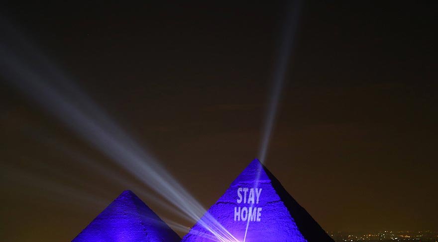 Mısır Piramitleri'nin üzerinde de Evde kal yazıyor!