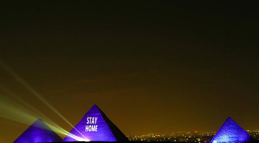 Mısır Piramitleri'nin üzerinde de Evde kal yazıyor!