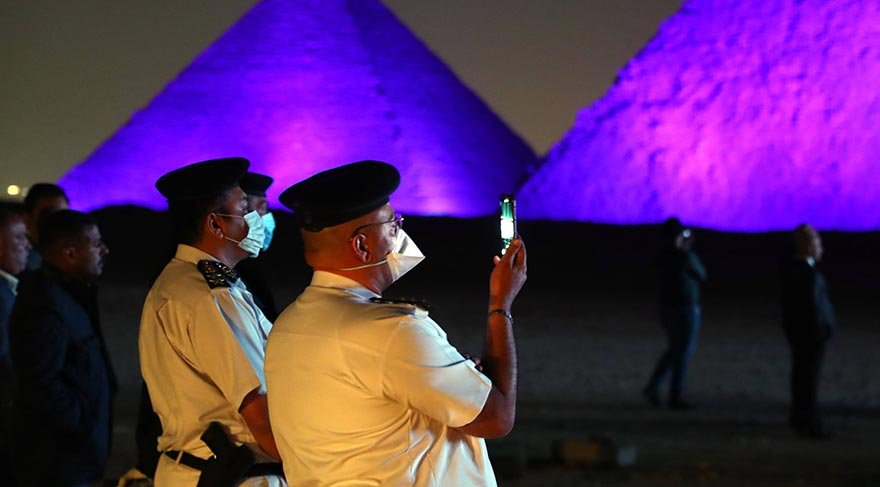 Mısır Piramitleri'nin üzerinde de Evde kal yazıyor!