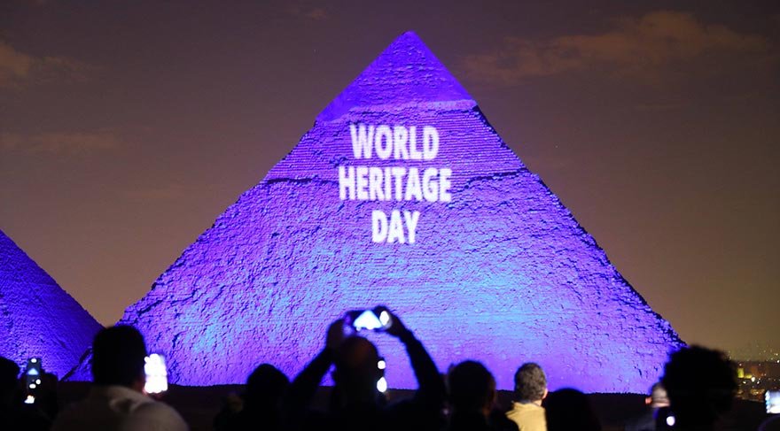 Mısır Piramitleri'nin üzerinde de Evde kal yazıyor!