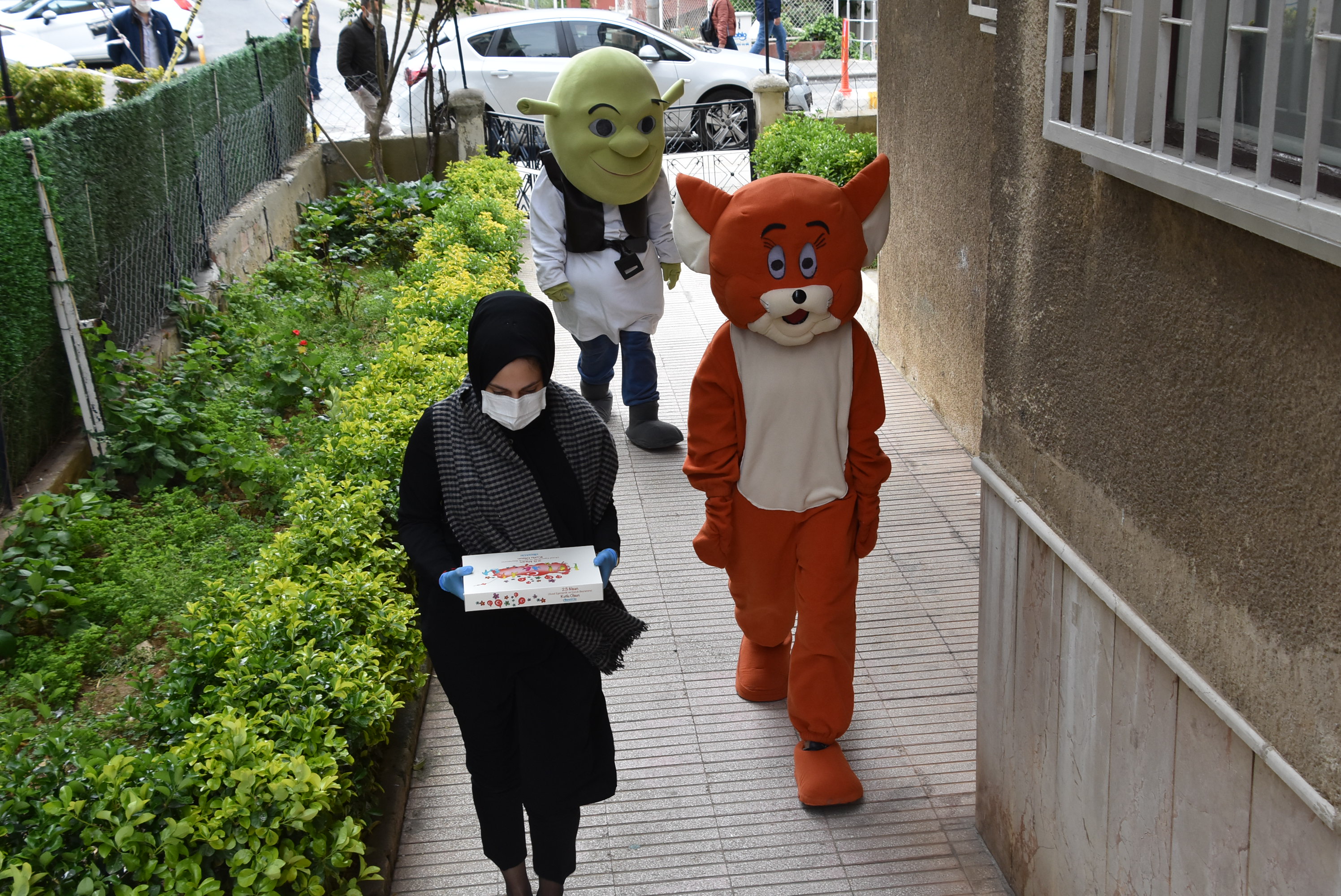 Pendik Belediyesi'nden 23 Nisan'da maskotlu ziyaret!