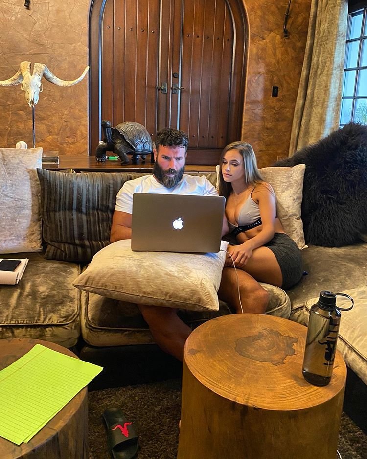 Dan Bilzerian'ın bile karantinadan canı sıkılmış!