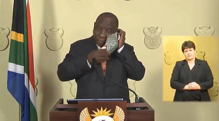 Güney Afrika Devlet Başkanı maskeyi bir türlü takamadı! Sosyal medyanın diline düştü