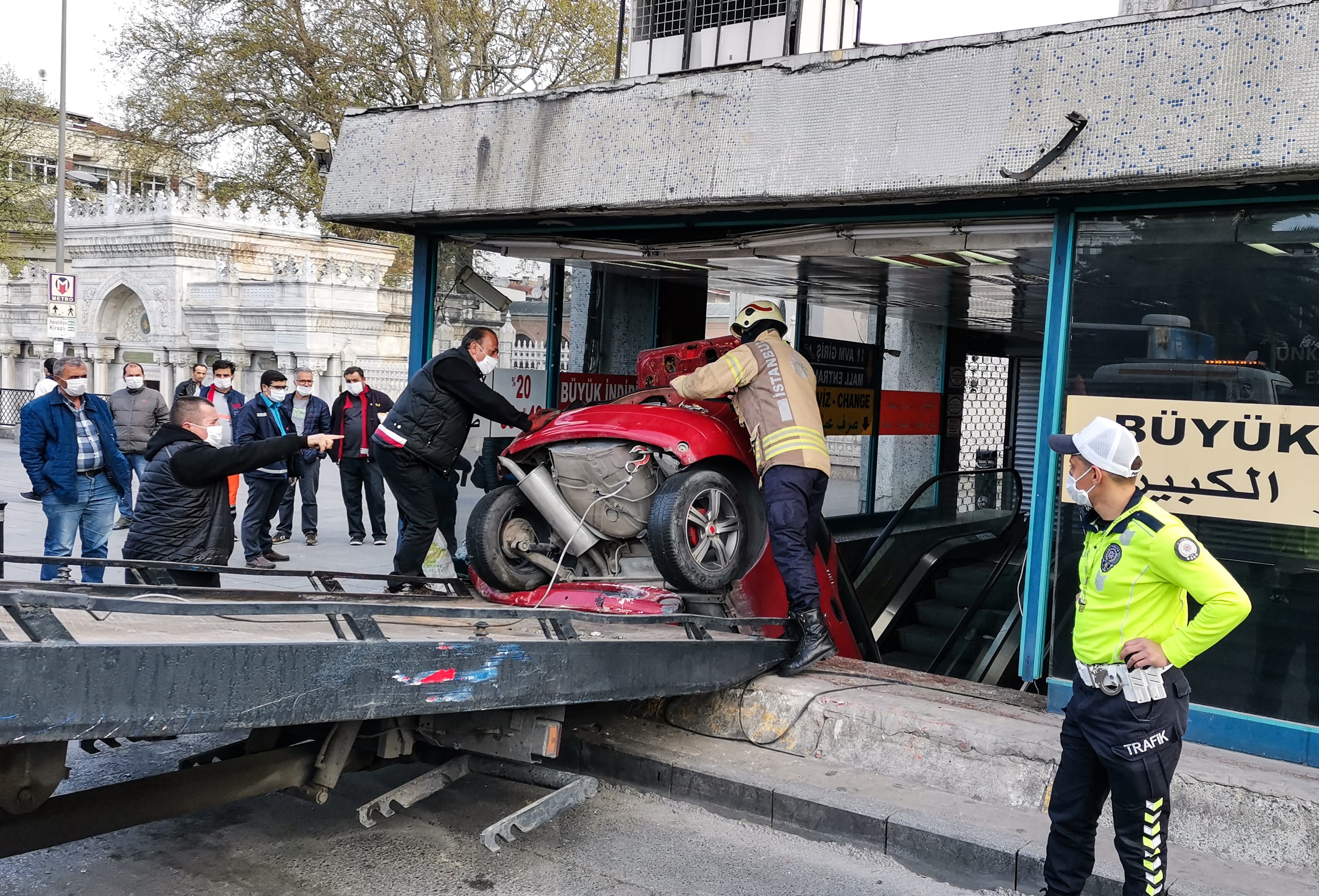 * Başlık Kaza nedeniyle savrulan otomobil askıda kaldı