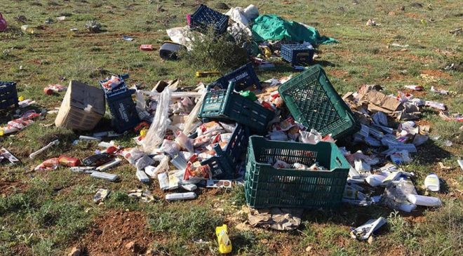 Muhtar o çöpleri atana beddua etti: İnşallah corona olur