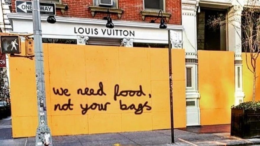 Ünlü mağaza kendisini korumak isterken halktan linç yedi