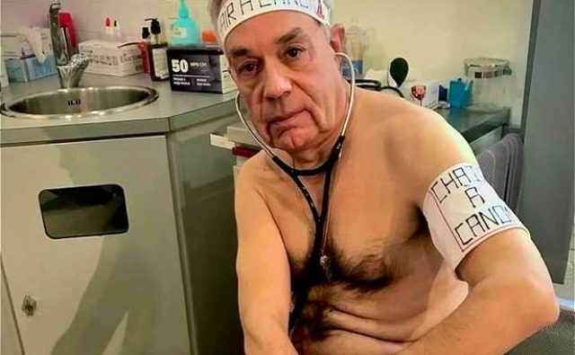 Virüs için malzeme ve koruyucu giysi verilmeyen doktorlardan çıplak protesto!