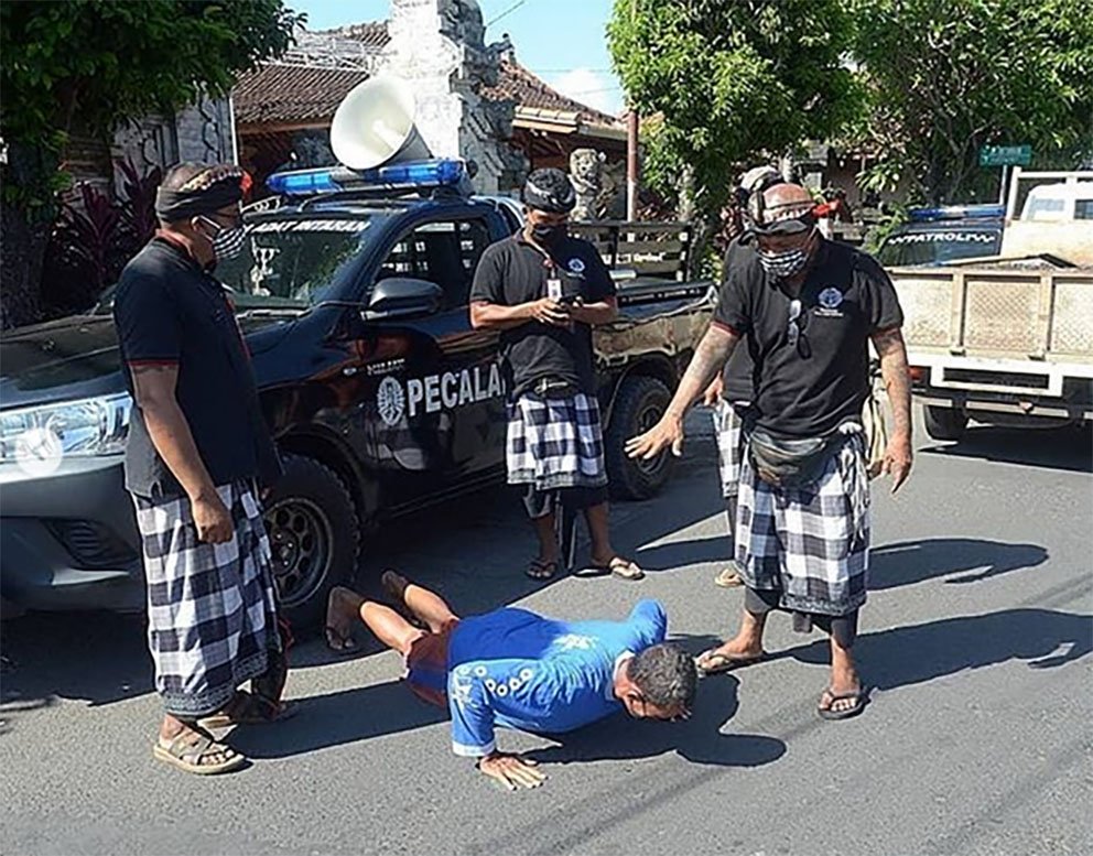 O ülkede dışarı maskesiz çıkanlara sıradışı ceza! Sokak ortasında...