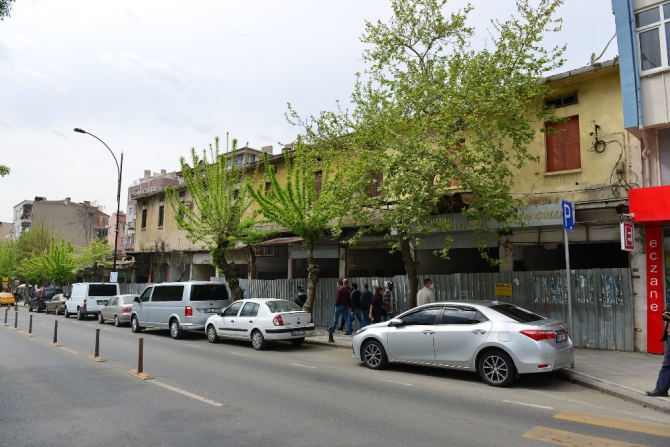 Sıra dükkanların yıkımına başlanıyor