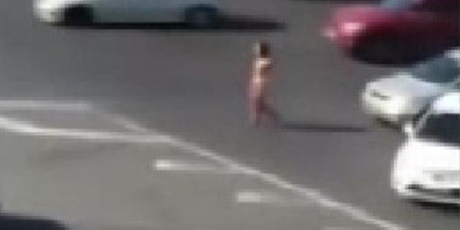 Kızının kafasını kesip koyduğu poşetle sokakta çırılçıplak dolaştı...