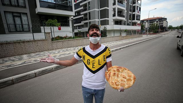 Sokaklarda ekmek dağıtan fırıncı Sinan Şahin fenomen oldu