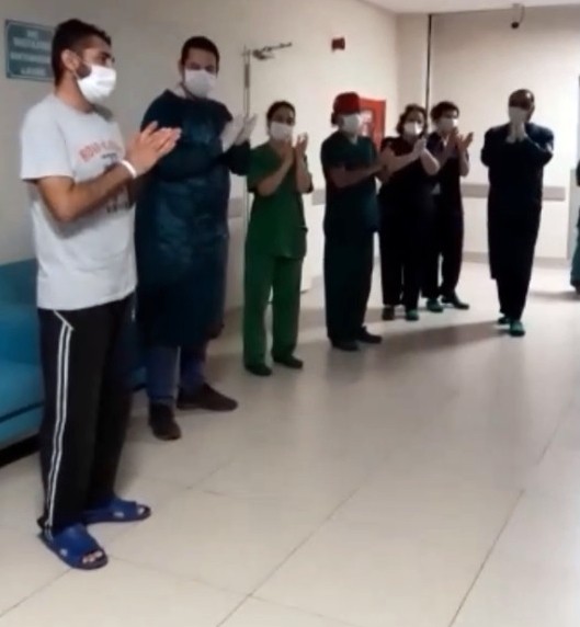 Solunum cihazına bağlıydı! İmmün plazma yöntemiyle Kovid-19'u yendi