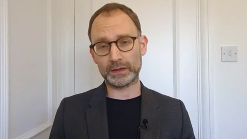 Ünlü profesör istifa etmek zorunda kaldı! Meğer kız arkadaşıyla...