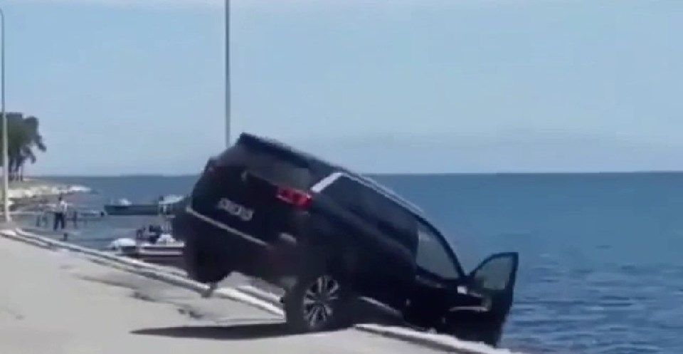 Lüks cipini denize attı, hiçbir şey olmamış gibi yürüdü gitti!