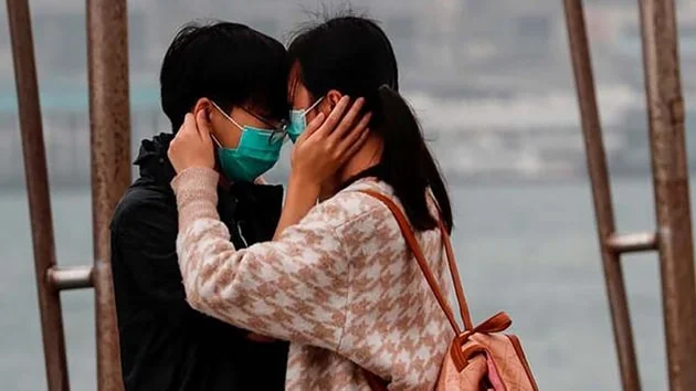 Korona için yeni bir iddia ortaya atıldı! Cinsel yolla bulaşıyor