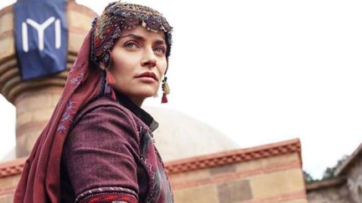 Didem Balçın sevgilisi Can Aydın maskeyle nikah masasına oturdu