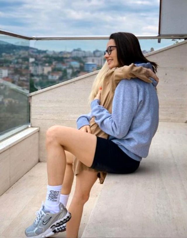 Yasemin Özilhan'ın teras pozları beğeni topladı