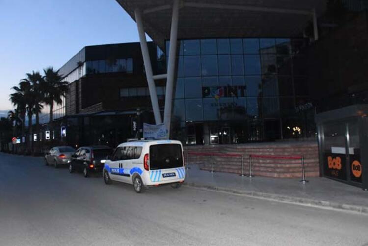 İzmir Bornava'da bir AVM'ye pompalıyla saldırdılar