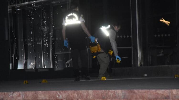 İzmir Bornava'da bir AVM'ye pompalıyla saldırdılar