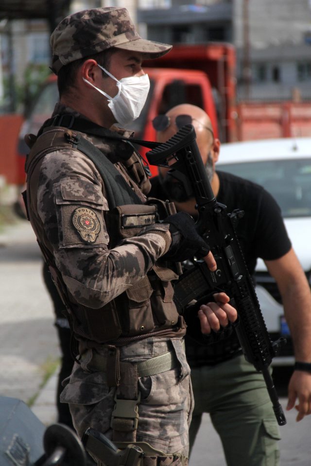 Adana polisi o mahalleyi ablukaya aldı